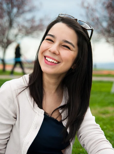 Egy gyönyörű fiatal nő mosolyogva portréja — Stock Fotó