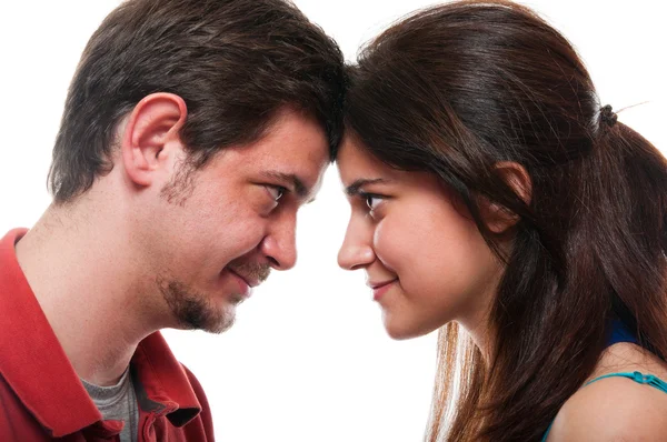 Fiatal gyönyörű pár keres egymás szem — Stock Fotó