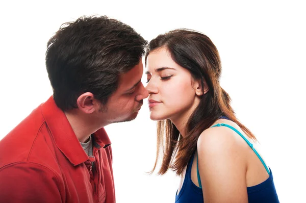 Młoda para jest pocałunek — Zdjęcie stockowe
