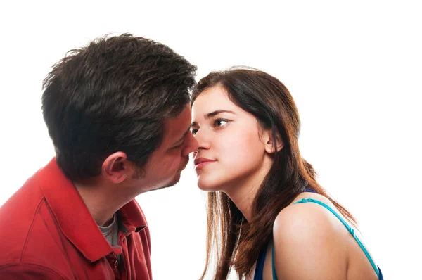 Молодая пара собирается поцеловаться — стоковое фото