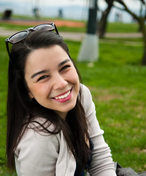 Porträt einer schönen jungen Frau, die lächelt — Stockfoto
