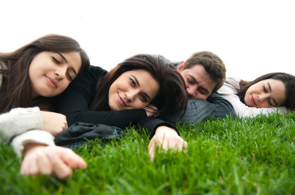 Giovane rilassante e sdraiato sull'erba — Foto Stock