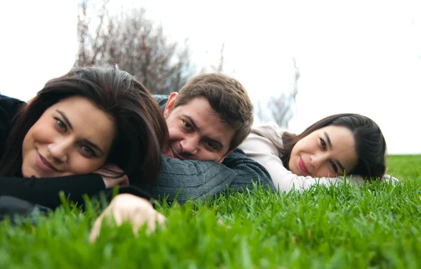 Молодые расслабляются и лежат на траве — стоковое фото