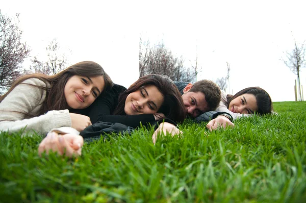 Jonge ontspannen en liggen op het gras — Stockfoto