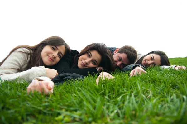 Unga avkopplande och liggande i gräset — Stockfoto