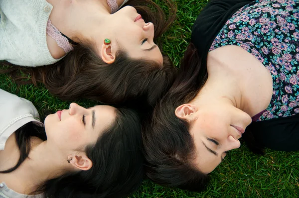 Молодий розслабляється і лежить на траві — стокове фото