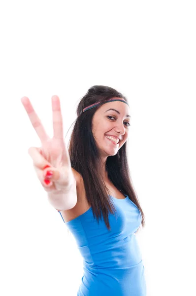 Mujer feliz y joven dando señal de paz — Foto de Stock