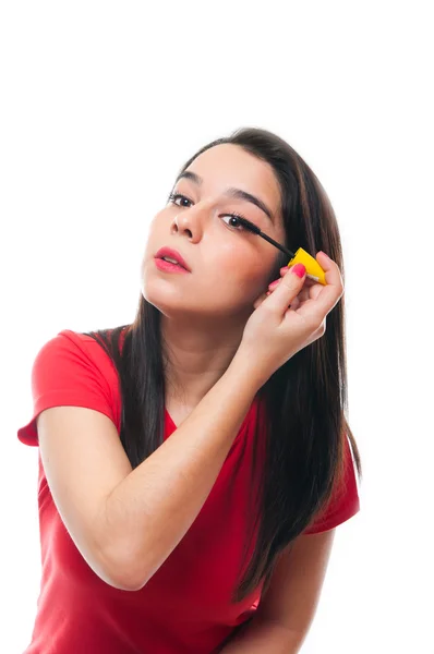 Bela jovem mulher aplicando sua maquiagem — Fotografia de Stock