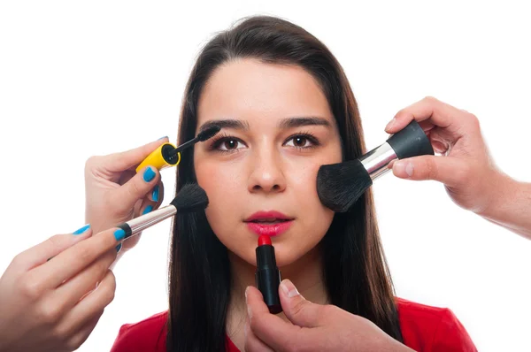 Красивая молодая женщина делает макияж — стоковое фото