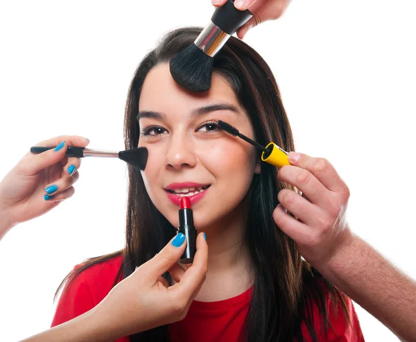 Krásná mladá žena dostává její make-up provádí — Stock fotografie