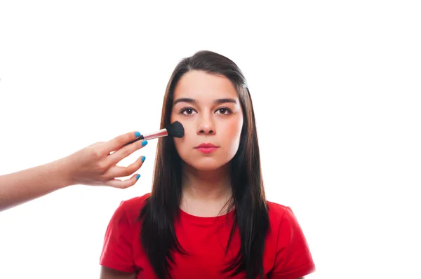 Hermosa joven hembra haciendo su maquillaje — Foto de Stock