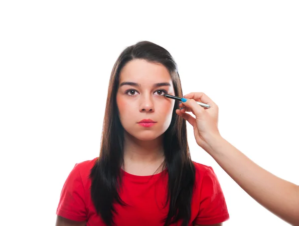 Krásná mladá žena dostává její make-up provádí — Stock fotografie