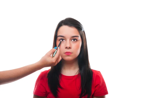 Hermosa joven hembra haciendo su maquillaje —  Fotos de Stock