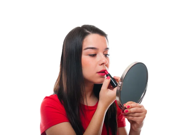 Schöne junge Frau, die ihren Lippenstift aufträgt — Stockfoto