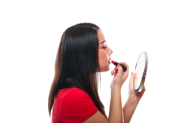 Pięknych młodych kobiet stosowanie jej szminka — Zdjęcie stockowe