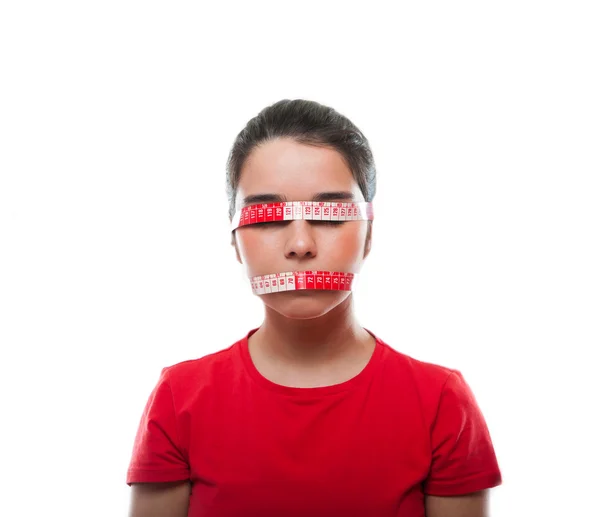 年轻的女性脸上覆盖着一个卷尺 — 图库照片