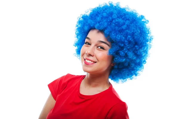 Retrato de uma bela jovem mulher vestindo peruca encaracolada azul — Fotografia de Stock