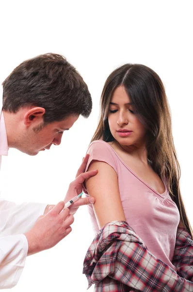 Bella giovane femmina ottenere la vaccinazione — Foto Stock