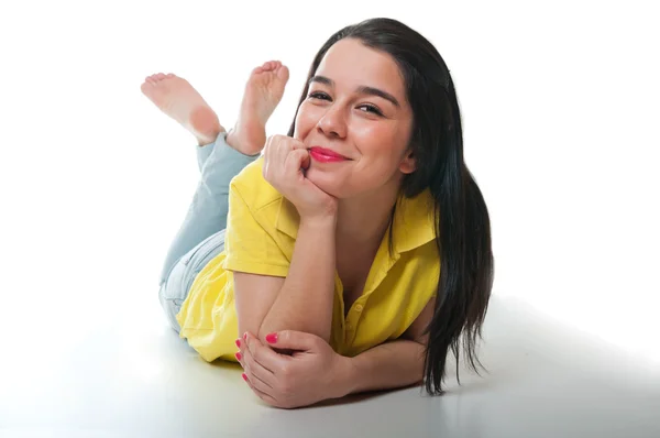 Schöne glückliche junge Frau auf dem Boden liegend — Stockfoto