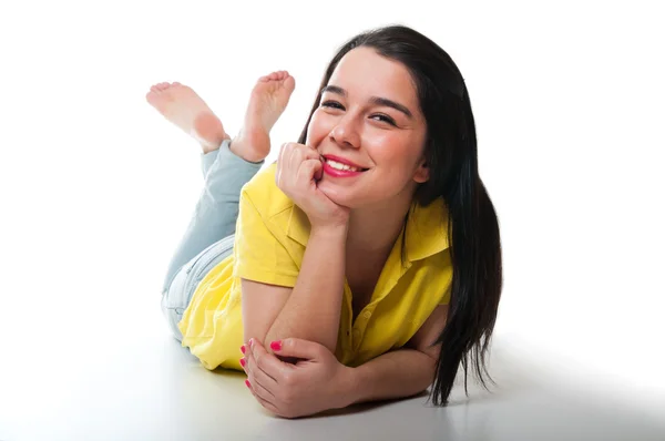 Красива щаслива молода жінка лежить на підлозі — стокове фото