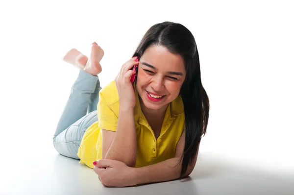 Schöne glückliche junge Frau auf dem Boden liegend — Stockfoto