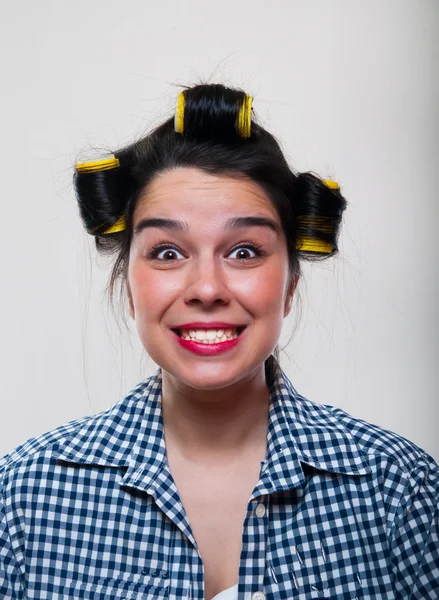 Jovem fêmea com rolos amarelos em seu cabelo — Fotografia de Stock