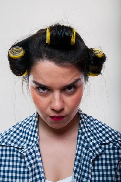 Giovane femmina con rulli gialli nei capelli — Foto Stock