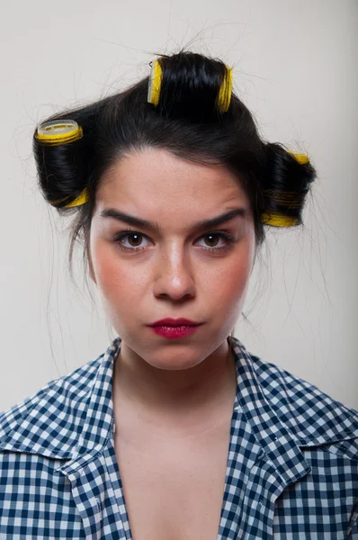 Молодая женщина с жёлтыми роликами в волосах — стоковое фото