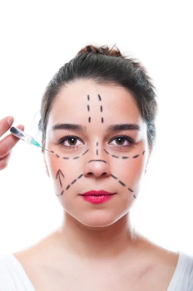 Bella giovane donna con un volto segnato per la chirurgia plastica — Foto Stock