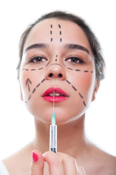 Schöne junge Frau mit einem Gesicht, das für plastische Chirurgie gekennzeichnet ist — Stockfoto
