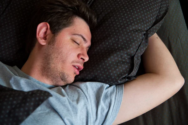 Portret van een jonge mannelijke slapen — Stockfoto