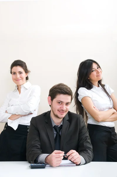 Junge Gruppe von Unternehmen, die im Büro arbeiten — Stockfoto