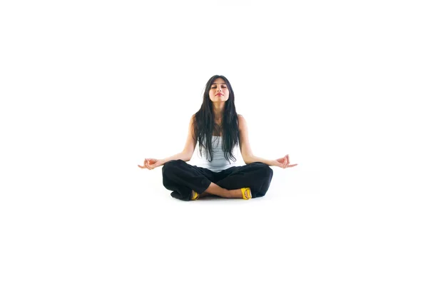 Glückliches und entspanntes Mädchen beim Meditieren — Stockfoto