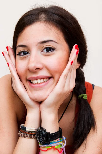 Porträt eines glücklichen Mädchens, das lächelt — Stockfoto