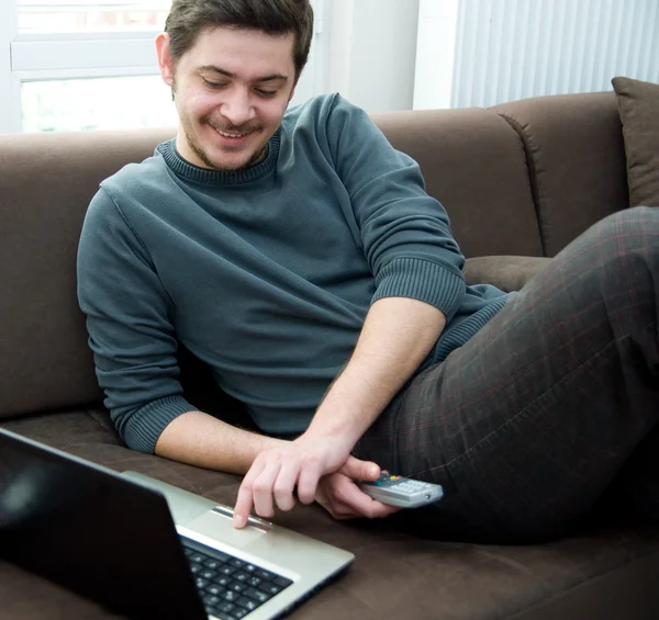 Portret van een jonge volwassene thuis werken — Stockfoto