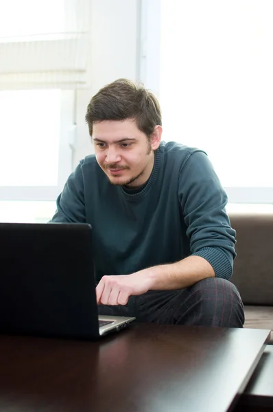 Porträt eines jungen Erwachsenen, der zu Hause arbeitet — Stockfoto