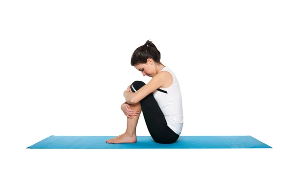 Bela jovem fêmea exercitando em um matt azul — Fotografia de Stock