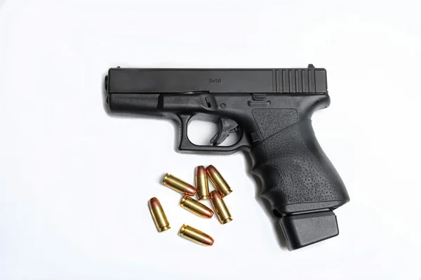 Pistola semi-automática com munição — Fotografia de Stock