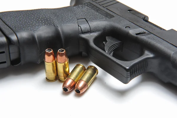 Pistola semi-automática com munição — Fotografia de Stock
