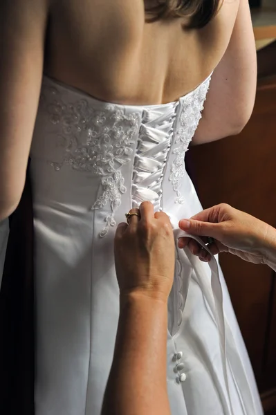 Назад весільну сукню — стокове фото