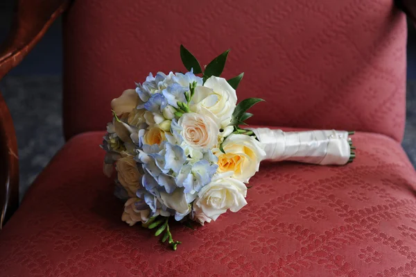 Wedding bouquet sitting in chair — Stock Photo, Image