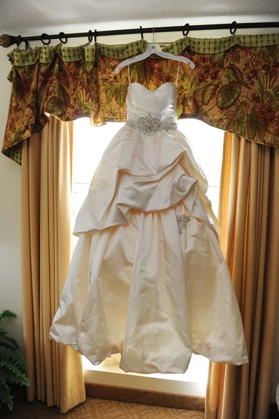 Suknia ślubna wieszania — Zdjęcie stockowe
