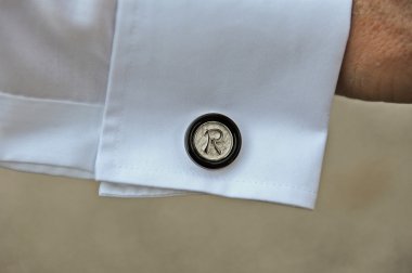 Kol Kol düğmesi ile beyaz bir gömlek