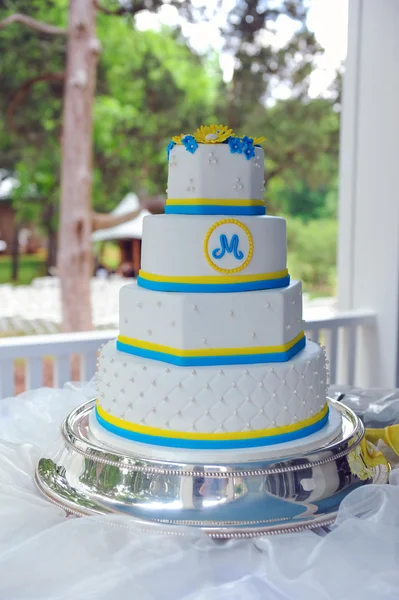 屋外の結婚式のケーキ — ストック写真