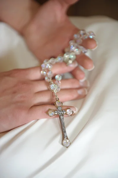 Sposa in possesso di una collana croce — Foto Stock