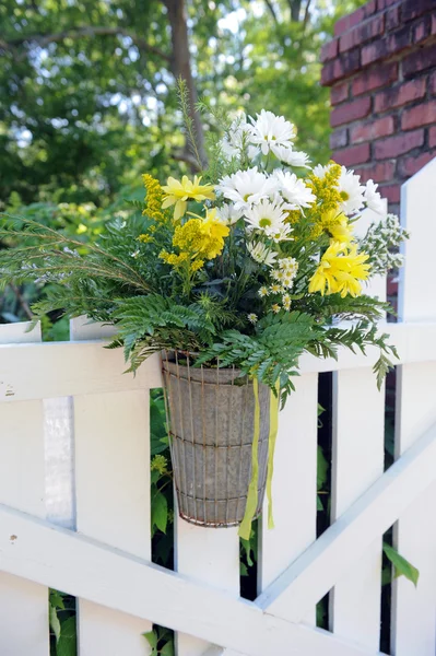 Vita staket och blommor — Stockfoto