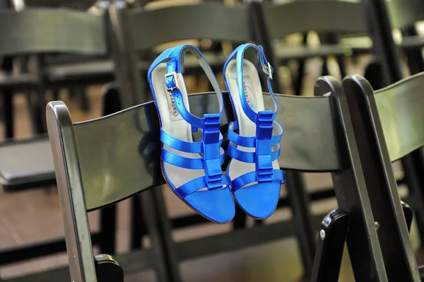 Bir sandalyeye asılı mavi düğün ayakkabıları — Stok fotoğraf