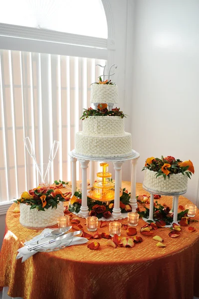 Odstupňovanou svatební dort — Stock fotografie