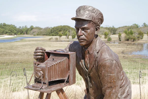 摄影师在莱特兄弟国家纪念碑的雕像 — 图库照片