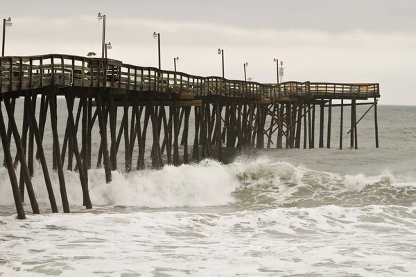 Pier and waves at the North Carolina Outer Banks — Stock Photo, Image